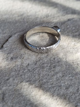 Load image into Gallery viewer, Solid Opal Leafy Pattern Band Ring
