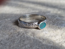 Load image into Gallery viewer, Solid Opal Leafy Pattern Band Ring
