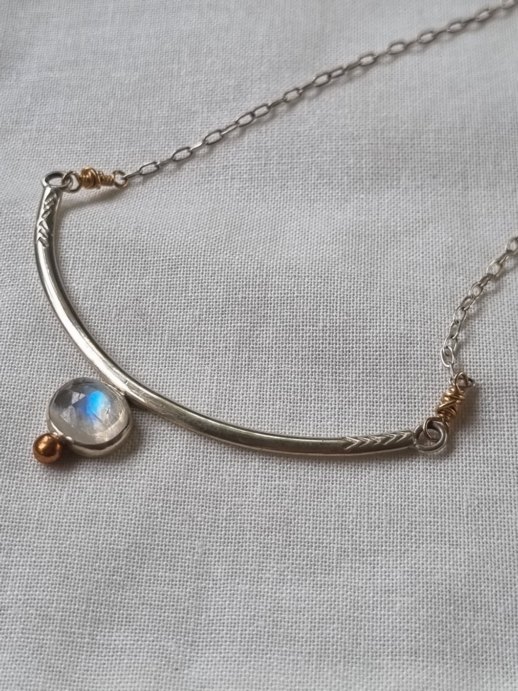 Cuff necklace in Moonstone