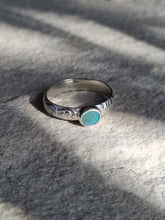 Load image into Gallery viewer, Solid Opal Leafy Pattern Band Ring
