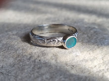 Load image into Gallery viewer, Solid Opal Leafy Pattern Band Ring
